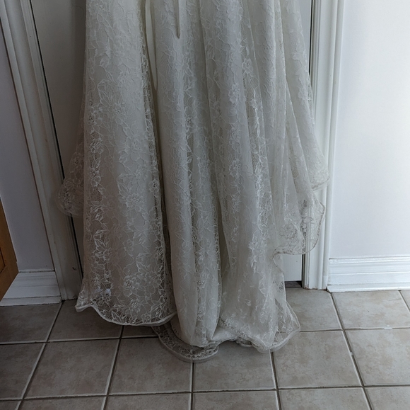 Halter Style Wedding Gown with Train - Picture 10 of 11